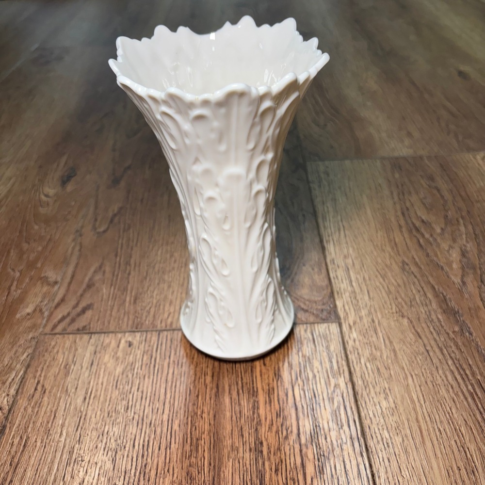 Vintag Lenox Cream Porcelain 8.5" Woodland Collection Vase Acanthus Leaf USA